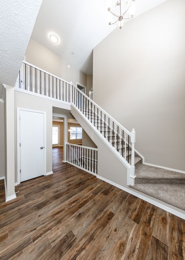 Building Photo - Stunning 5 Bedroom, 3.5 Bath Remodeled Hom...