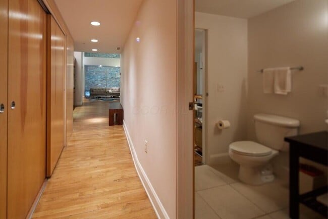 Building Photo - 106 N High St