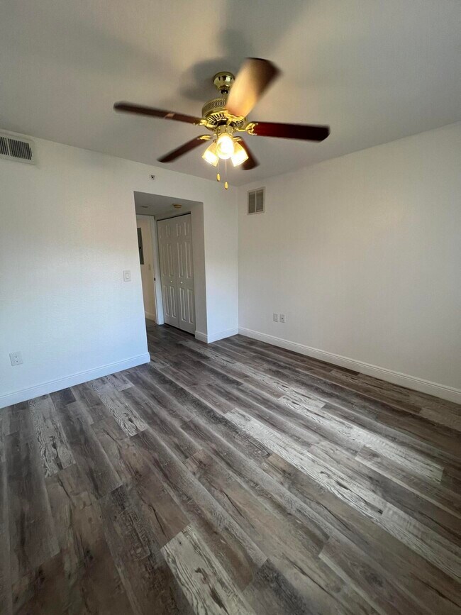 Building Photo - 191 SW Palm Dr