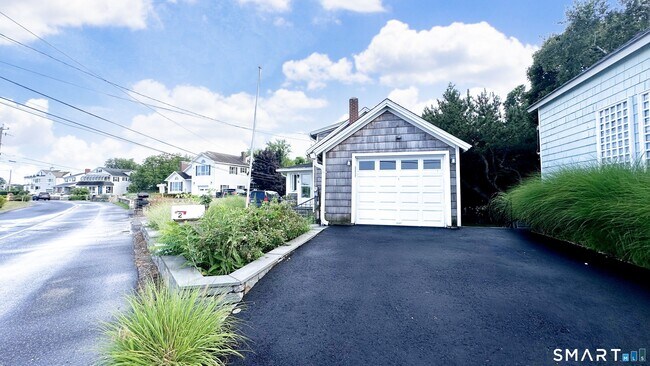 Building Photo - 2 Scofield Pl