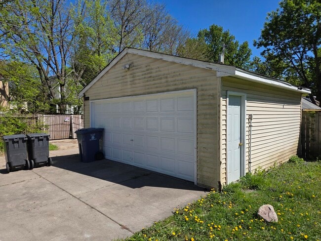 Building Photo - 3022 N Thomas Ave