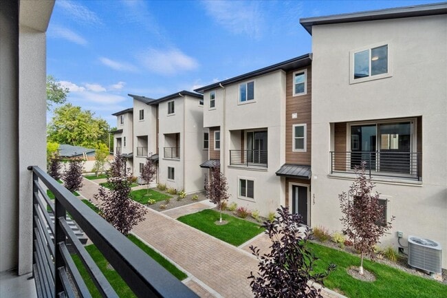 Building Photo - BRAND NEW 3 bed 3.5 bath townhouse