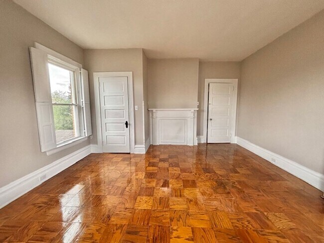 Building Photo - 732 8th St