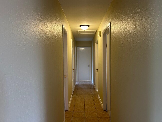 Building Photo - 1006 Laurel Dr