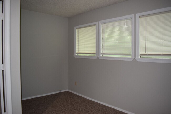 Building Photo - 121 Perth Ct