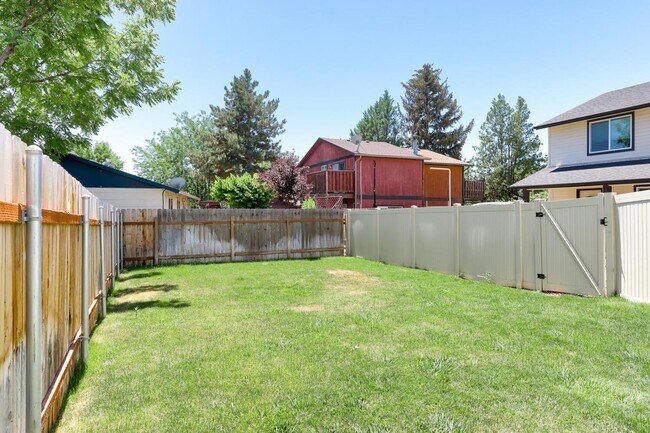 Building Photo - Spacious 3 Bed, 2.5 Bath Home with Garage ...