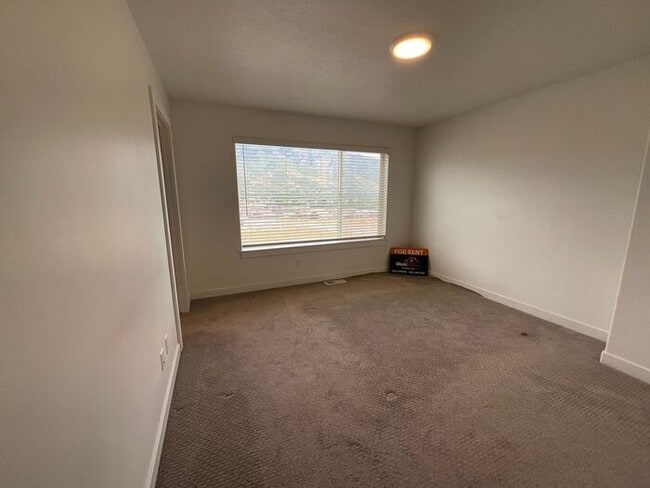 Building Photo - 4 Bedroom 3 Bath 2200 Sq ft Home 2 Car Garage.