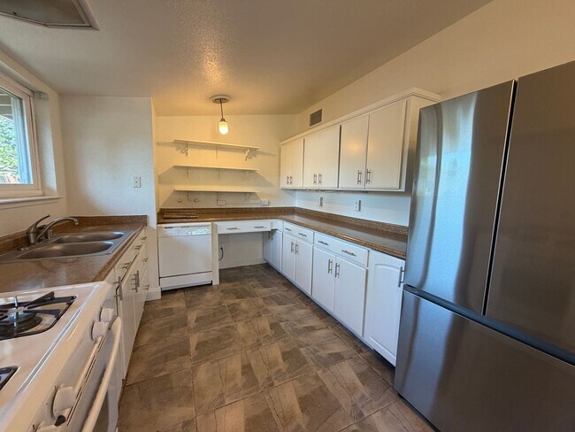 Building Photo - Adorable 3 bedroom 2 bath bungalow in Rosemont