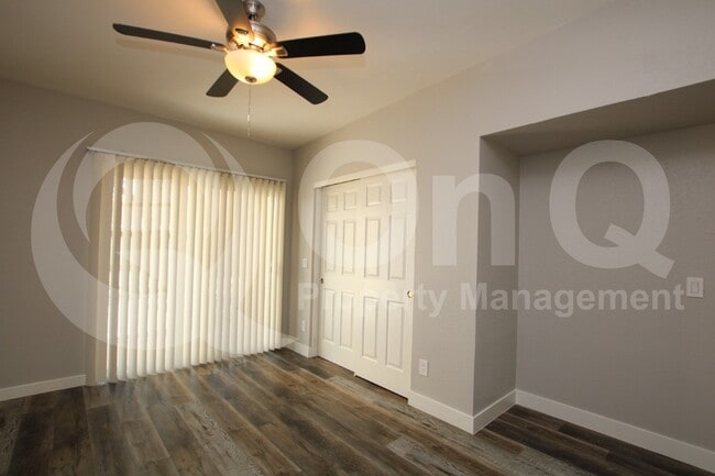 Building Photo - 2807 E Paradise Ln