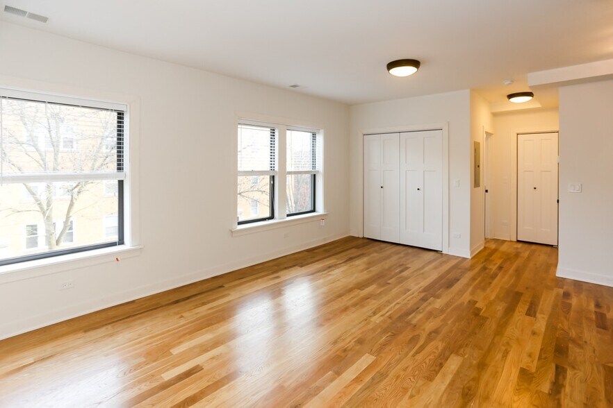 Building Photo - 2211 W Eastwood Ave