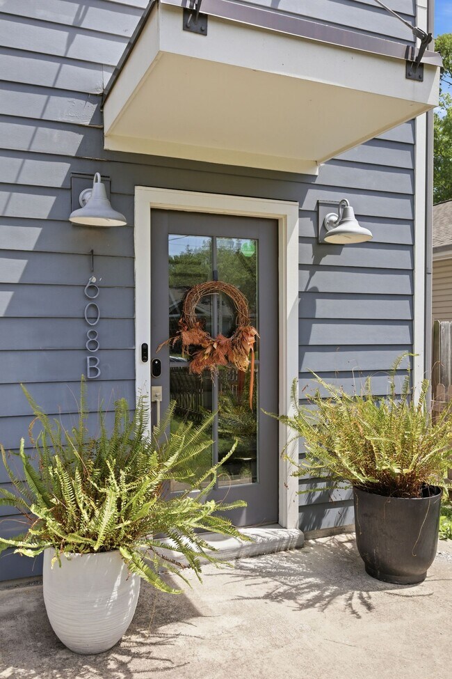 Building Photo - 1608 16th Ave N