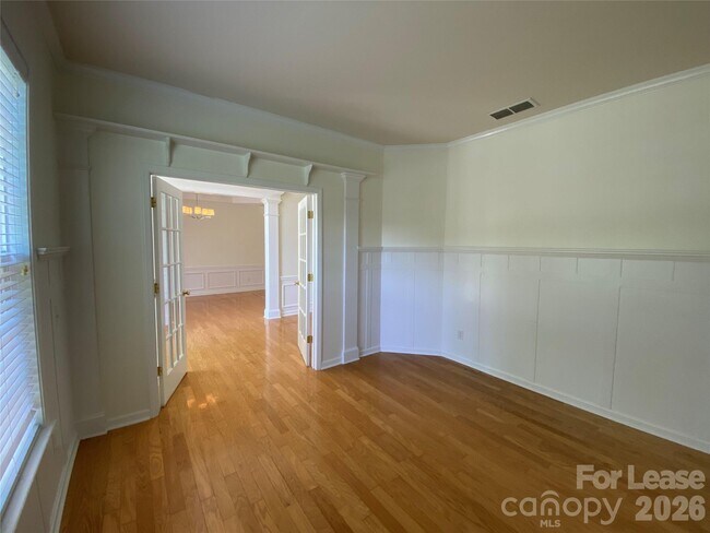 Building Photo - 9901 Hazelview Dr