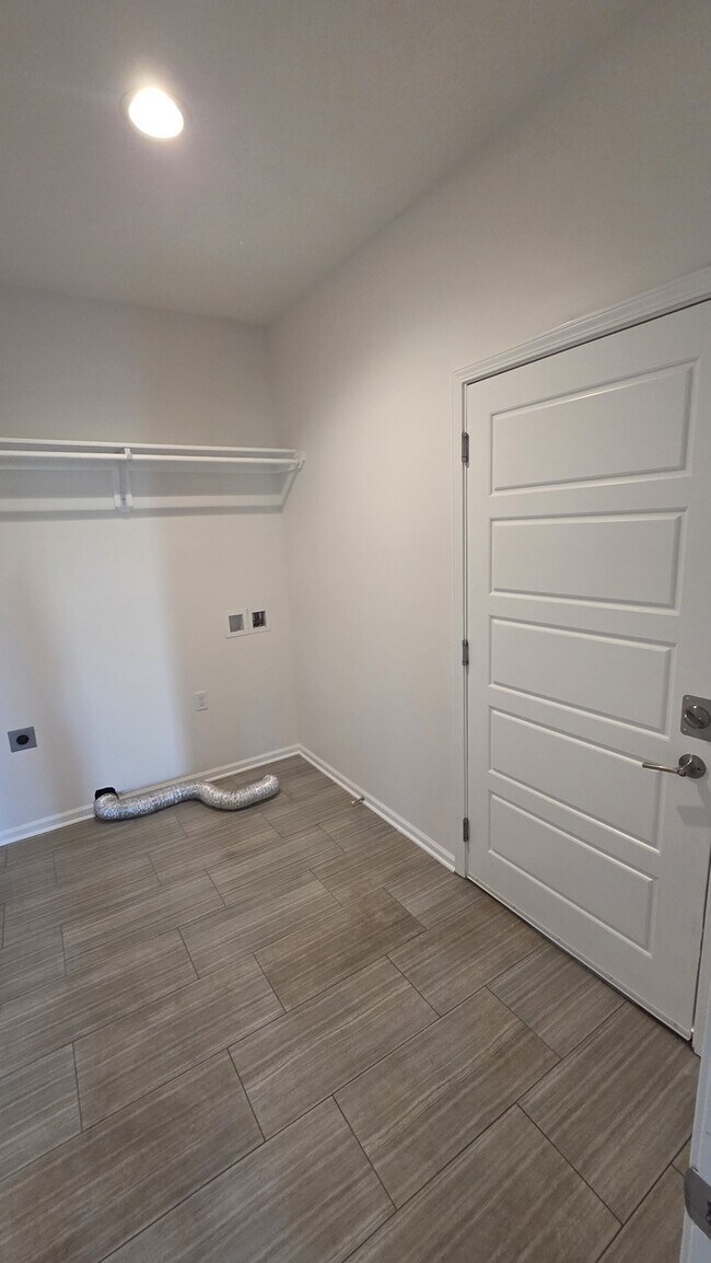 Building Photo - 4 bed 3 bath 2 car garage all maintenance provided townhome