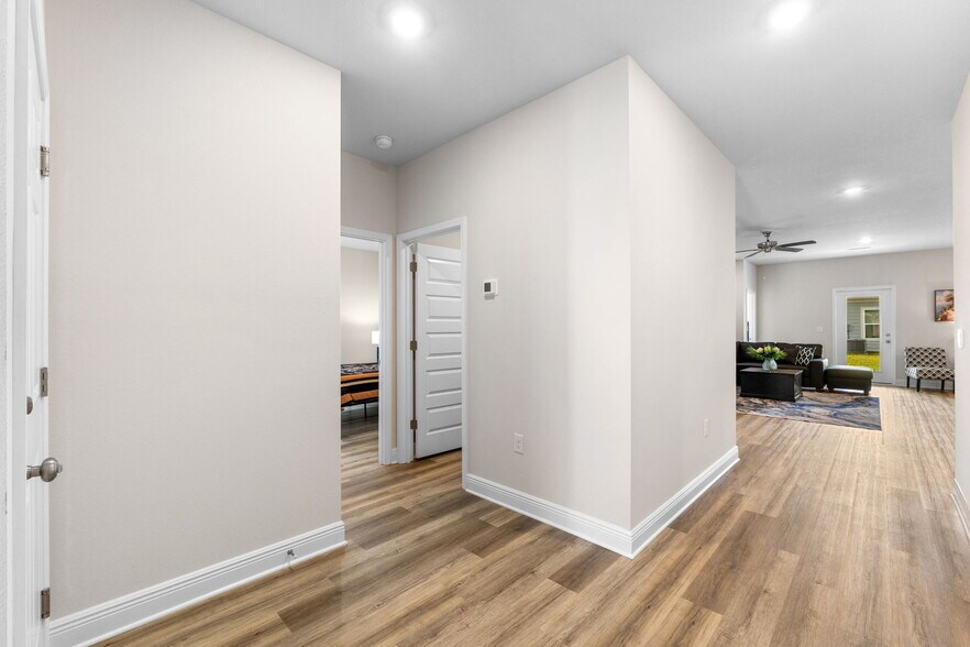 Building Photo - 136 Needle Rush Dr