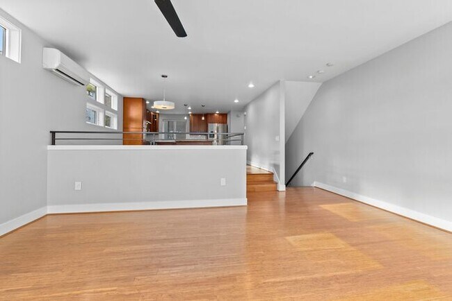 Building Photo - Luxurious Air-Conditioned Leschi View Townhome