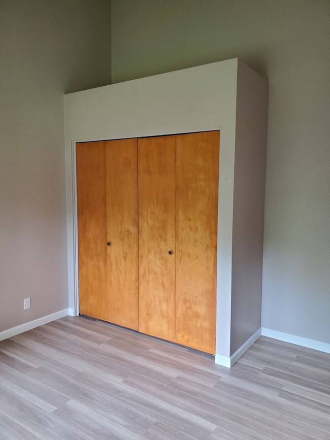 Building Photo - Modern Upgraded 3 bedroom Rambler