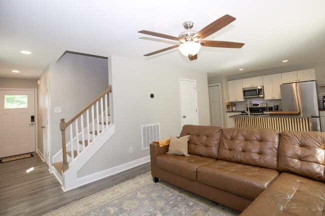 Building Photo - Charming 3-bedroom, 2.5-bath home nestled in the heart of Carthage