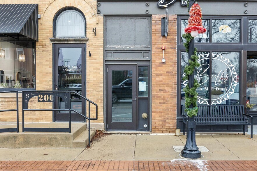 Building Photo - 208 E Main St