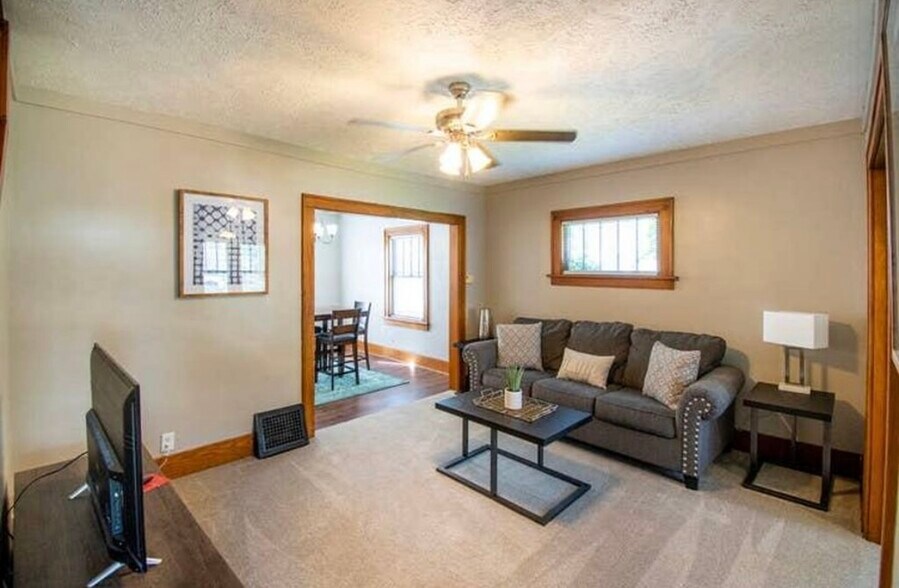 Living Room - 626 N 41st Ave