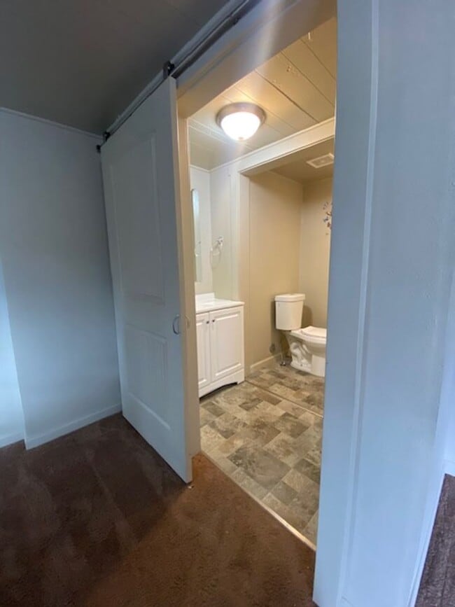 Building Photo - 1 Bedroom Apartment!