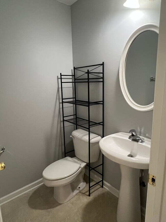 Building Photo - Three Bedroom Home in Pinecrest with Garage