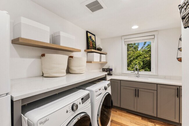 Building Photo - 3Bd/1.5Ba Kirkland Home