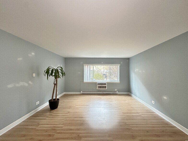 Building Photo - 3825 N Pine Grove Ave