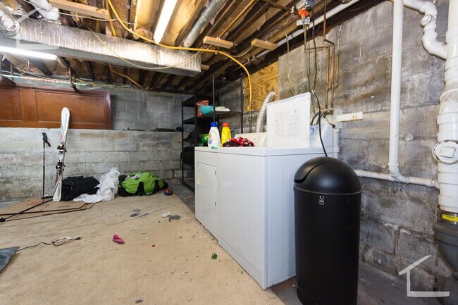 Building Photo - No Security Deposit, Heat, Hot Water Inclu...