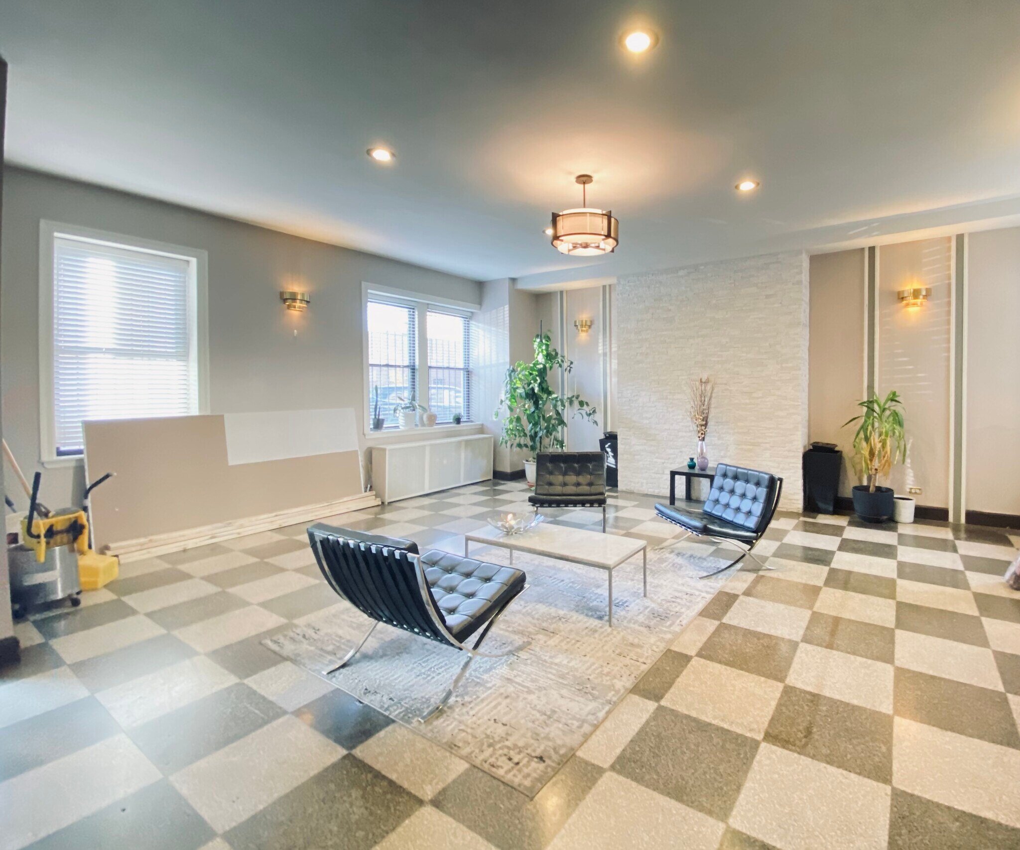 Building Photo - 3933 N Clarendon Ave