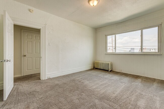 Building Photo - AVAILABLE July 2026 - Huge 5 Bedroom, 2 Bath Home in South Side Slopes w/ Garage Attached!