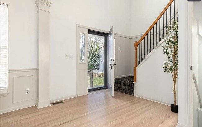 Building Photo - Spacious and Elegant 4 BR 3.5 BA Home in Olathe!