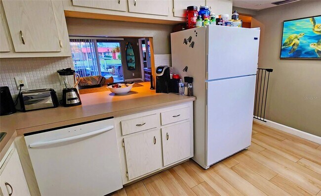 Building Photo - Adorable 1/1 condo with dock and amenity community