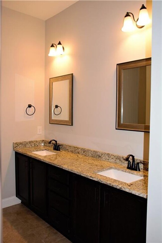 Building Photo - Highlands Townhome