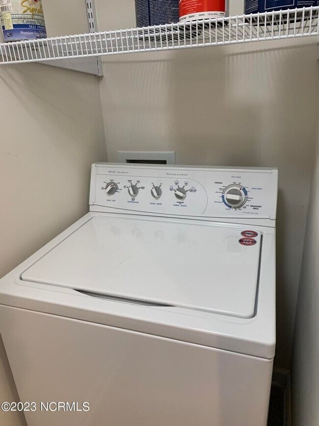 Building Photo - 3 Bed 3.5 Bath Townehome