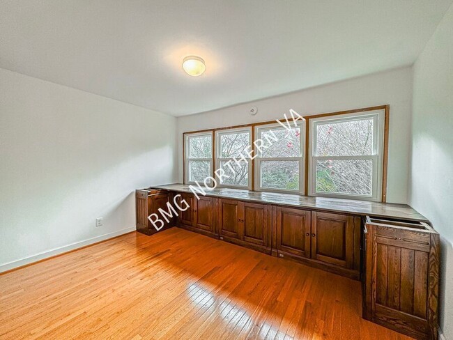 Building Photo - 4412 Volta Pl NW