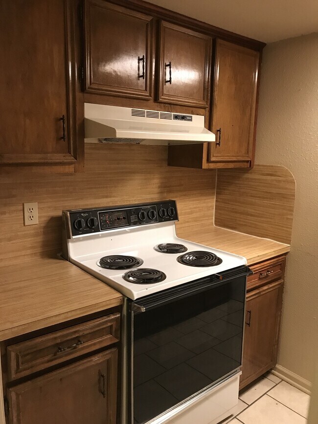 Building Photo - Beautiful Clean 3 bedroom, 2 Full Baths to...