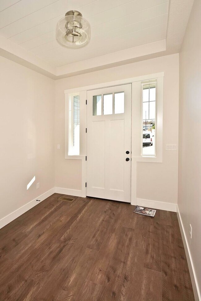 Building Photo - Centrally Located 3 Bedroom 2 Bathroom Home