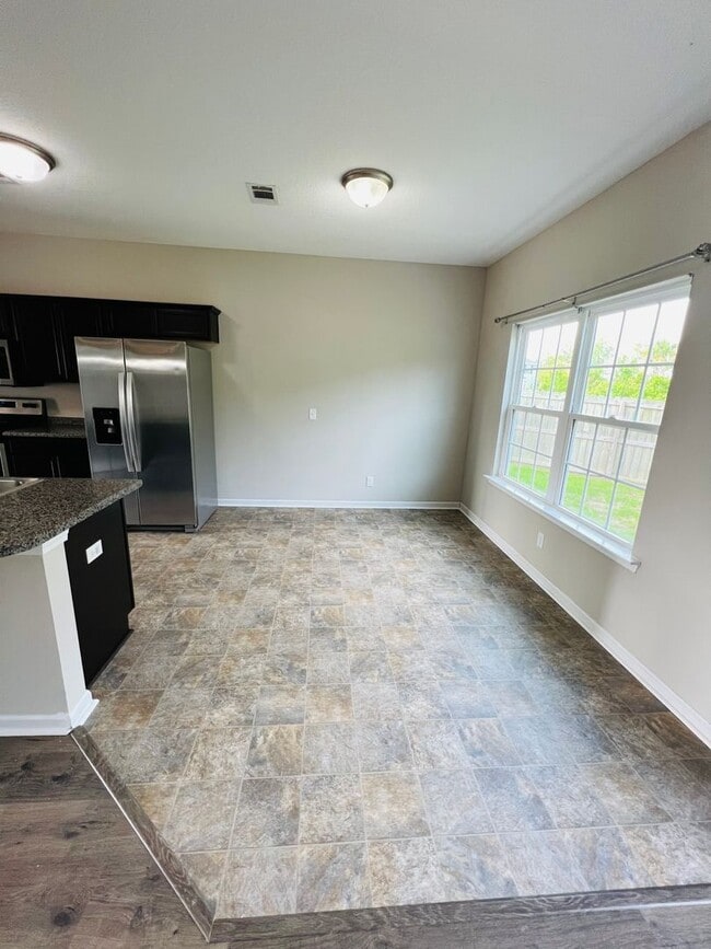 Building Photo - AVAILABLE NOW!