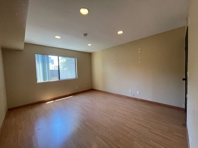 Building Photo - 1 Br - 1 Ba Hillcrest Condo with Washer/Dr...
