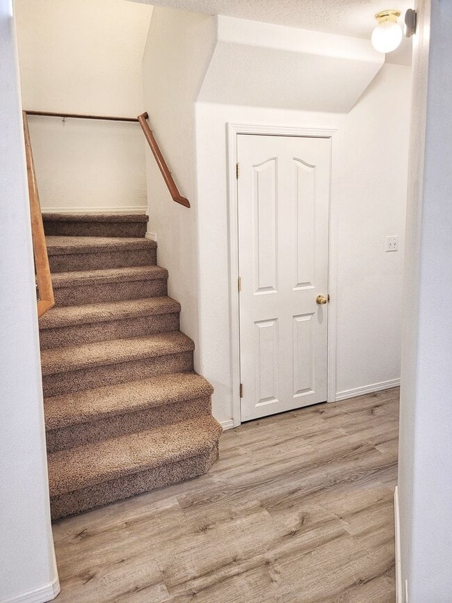 Building Photo - Beautiful 3 bed 1.5 bath Townhome with gar...