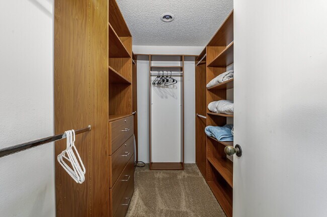 Building Photo - Fully Furnished Island Life Waterfront Ret...