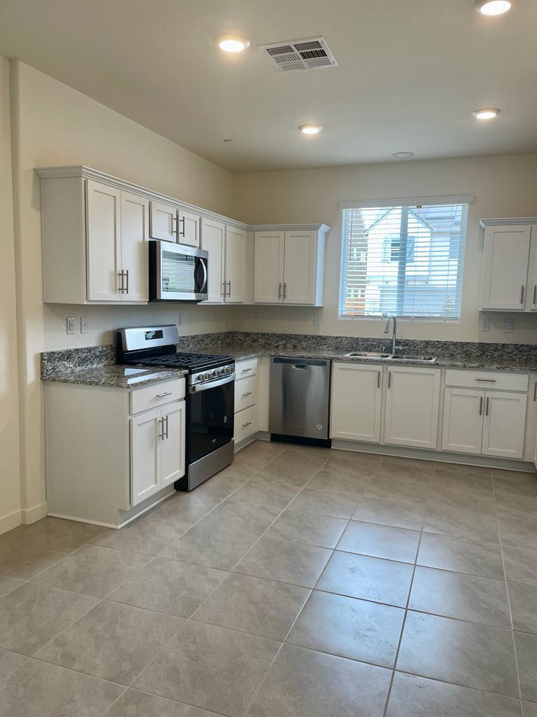 Kitchen - 368 Shafer Ave