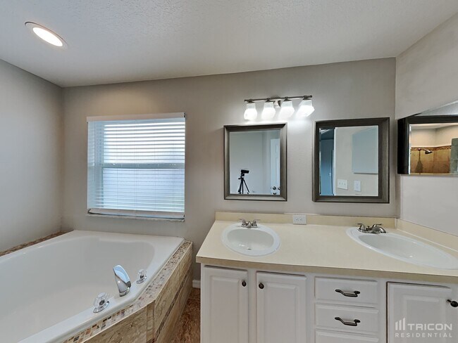 Building Photo - 14232 Colonial Lakes Dr