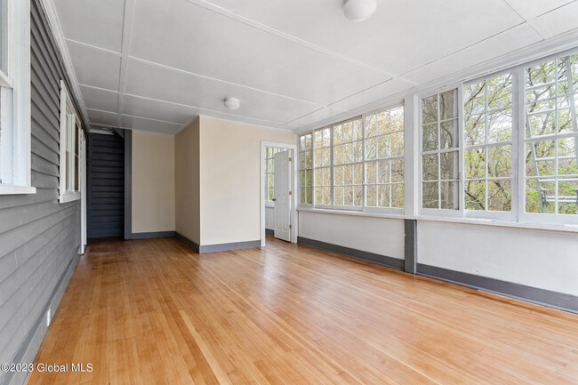 Building Photo - 136 Saratoga Ave