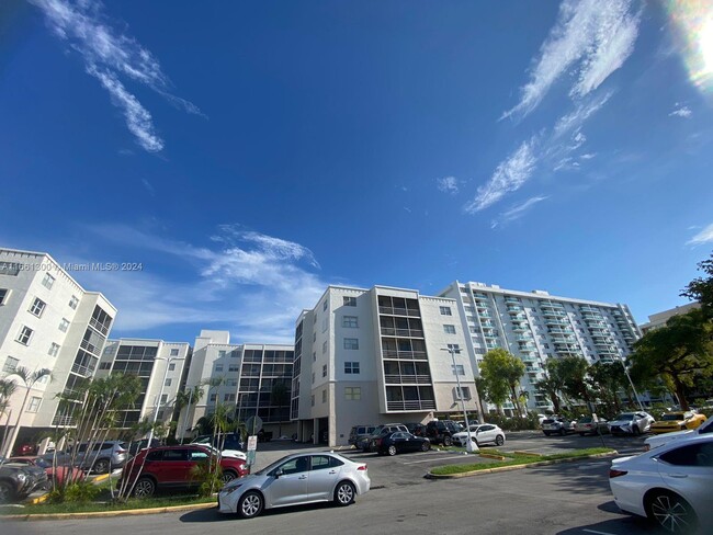 Building Photo - 2821 N Miami Beach Blvd