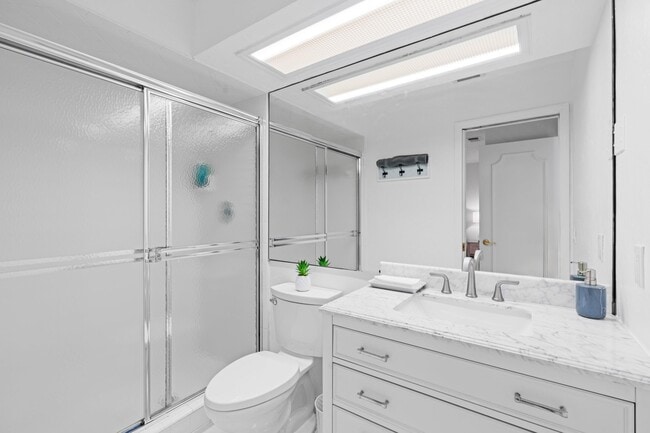 Building Photo - 1801 SE Hillmoor Dr