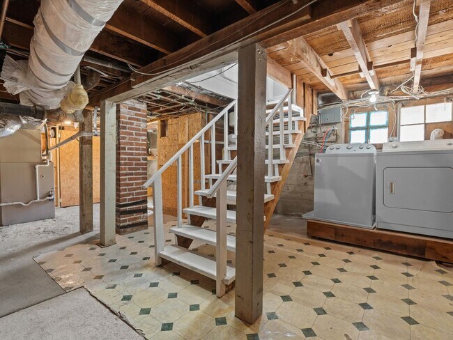 Building Photo - 2 bed, 1 bath with built in office near UNR