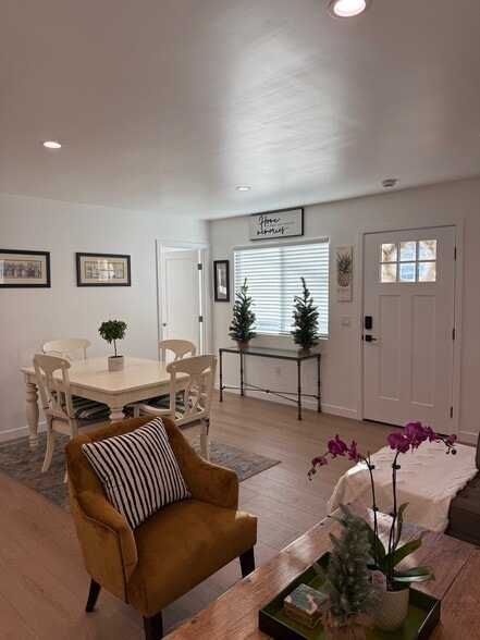 Building Photo - 22105 1/2 Dolores St