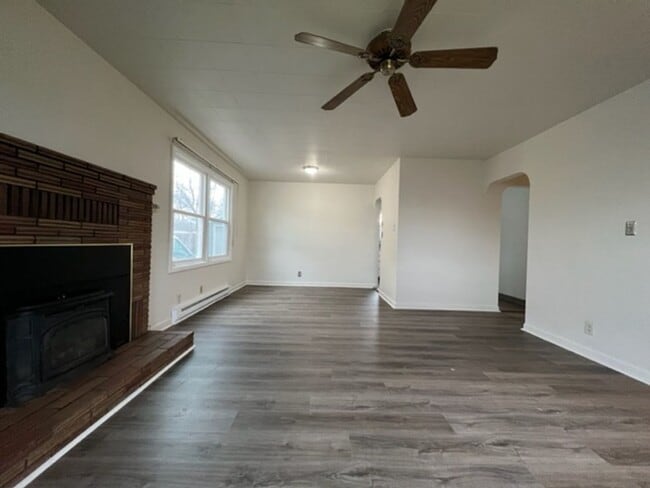 Building Photo - Charming three bedroom/one bath Medford Home | Available Now!