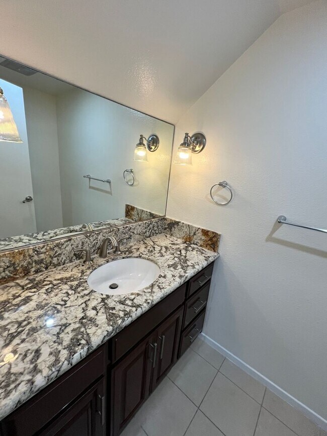 Building Photo - Camarillo - Four bedroom, 2.5 bathroom, plus loft